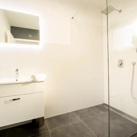 Apartment With Beautiful View, Modern Furnishing & Pool Podstrana