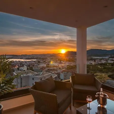 With Beautiful View, Modern Furnishing & Pool Apartment Podstrana