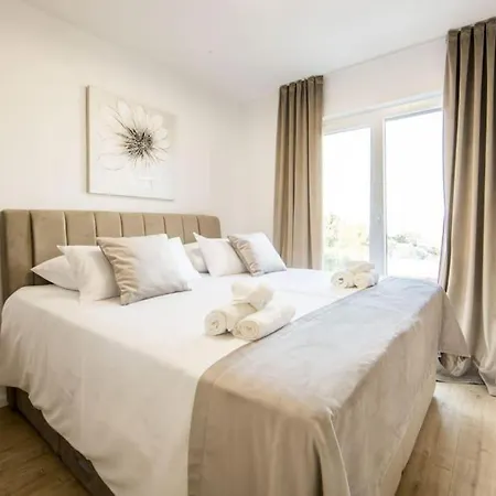 Apartment With Beautiful View, Modern Furnishing & Pool *