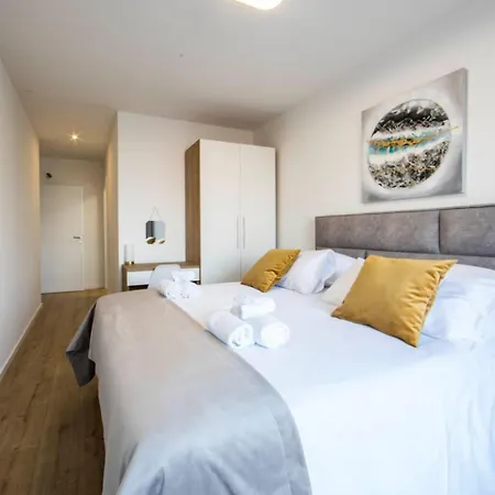 Apartment With Beautiful View, Modern Furnishing & Pool *
