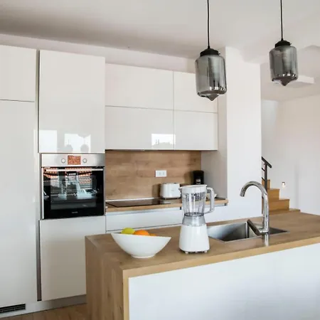 Apartment With Beautiful View, Modern Furnishing & Pool Podstrana