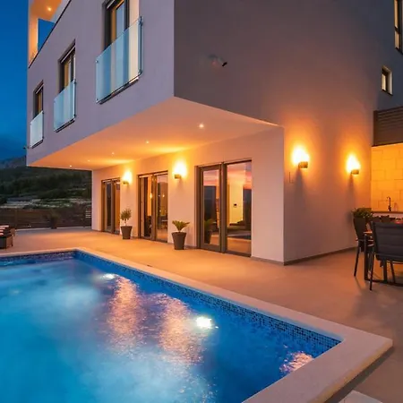 Apartment With Beautiful View, Modern Furnishing & Pool
