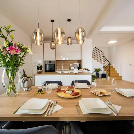 Apartment With Beautiful View, Modern Furnishing & Pool Podstrana