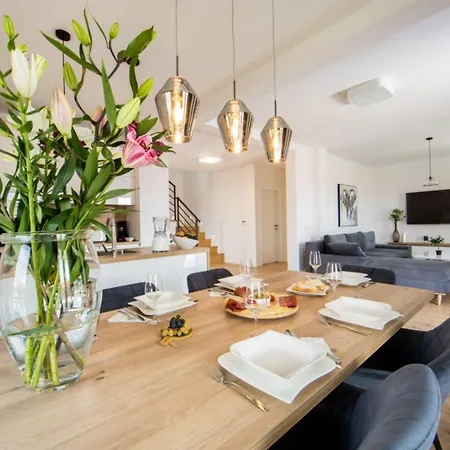 With Beautiful View, Modern Furnishing & Pool * Podstrana