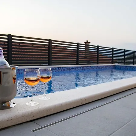 Apartment With Beautiful View, Modern Furnishing & Pool Podstrana