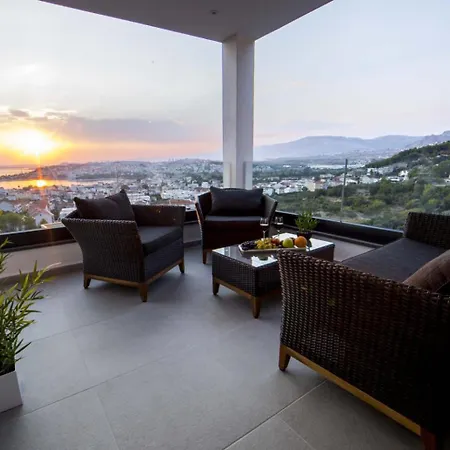 With Beautiful View, Modern Furnishing & Pool Podstrana